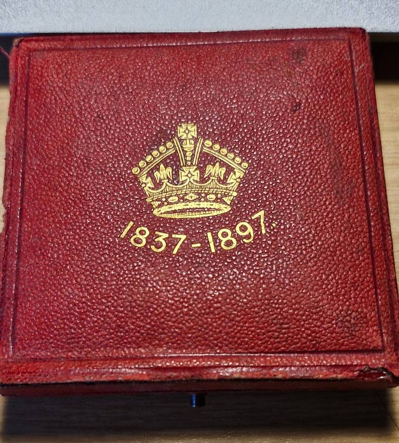 1897 Queen Victoria Diamond Jubilee Official Issue Medallion. Old Head / Young Head